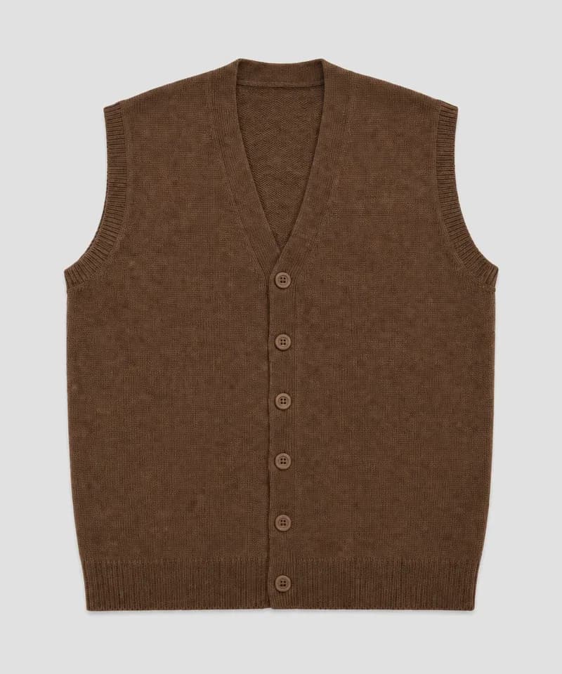 Chaleco escote V con botones marrón — Sweaters